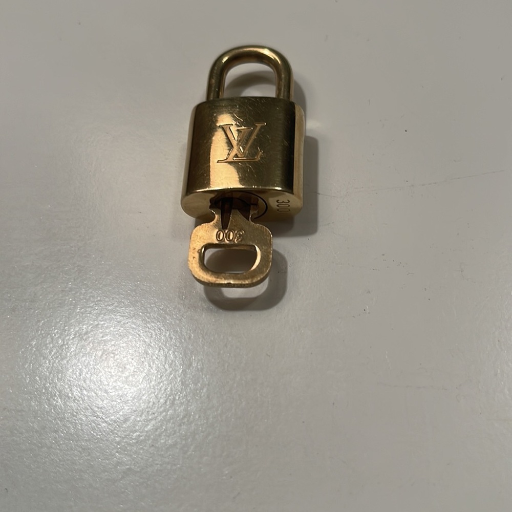 Authentic Lock and Key with Chain - Picture 3 of 4